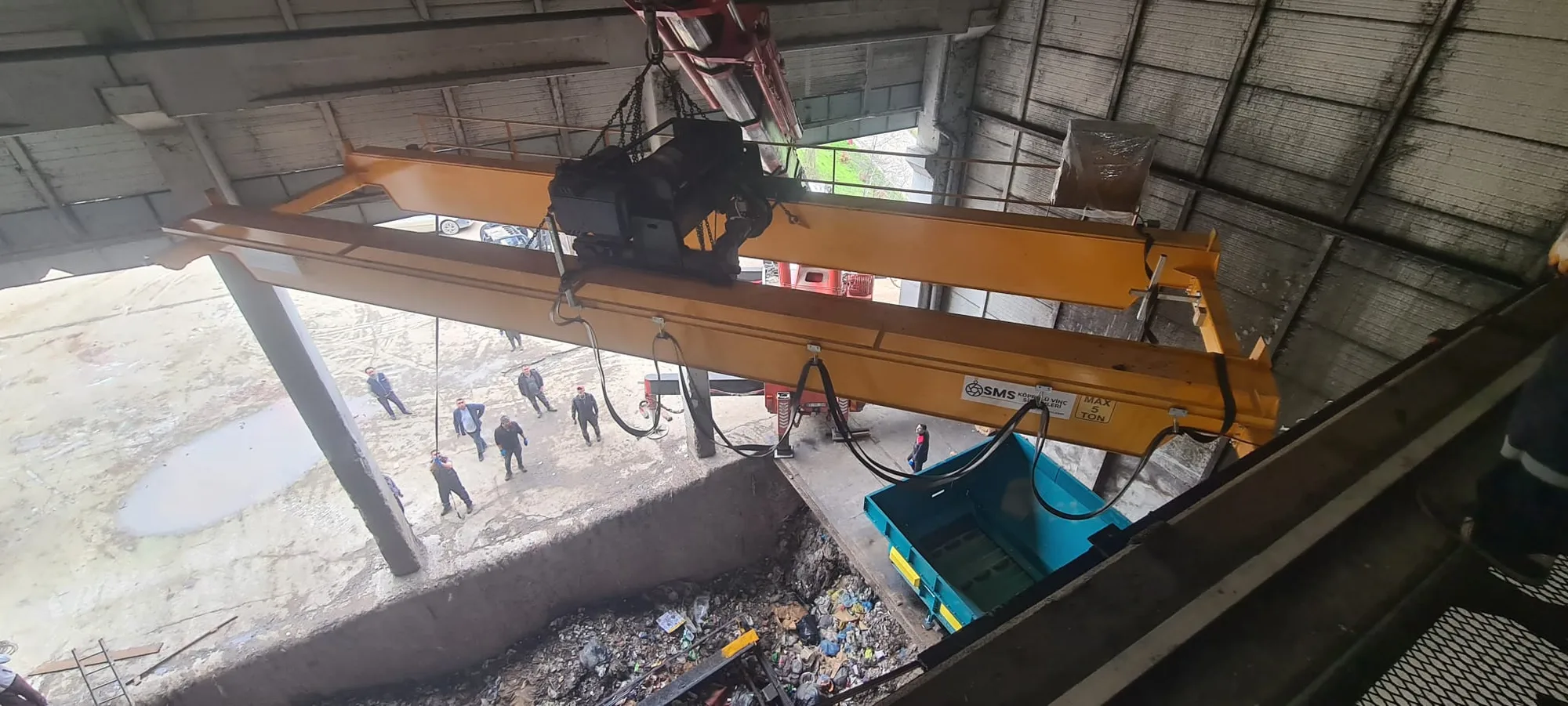 SMS Vinç imalatı çift kirişli tavan vinci — mobil vinçle saha montajı