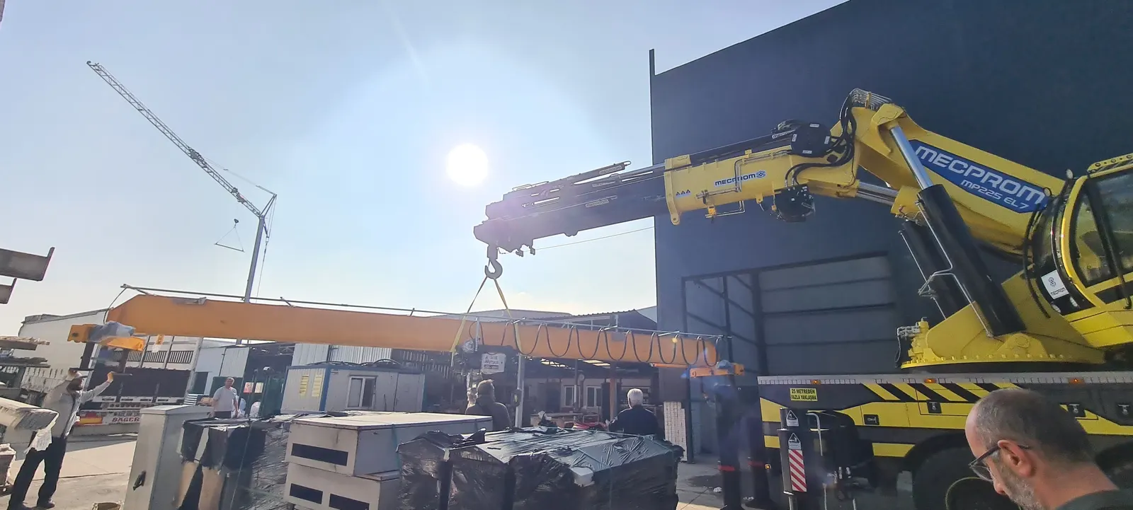 SMS Vinç saha ekibi — vinç kirişinin mobil vinçle montajı